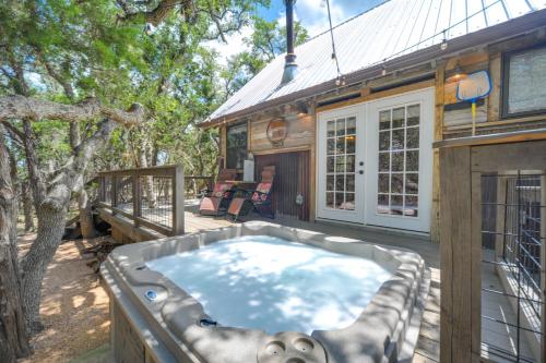 Horse Thief Inn Cabin Retreat with Deck and Hot Tub!