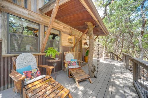 Horse Thief Inn Cabin Retreat with Deck and Hot Tub!