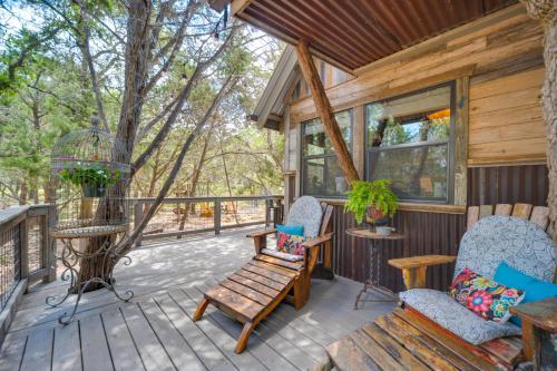 Horse Thief Inn Cabin Retreat with Deck and Hot Tub!