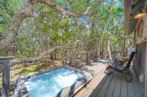 Horse Thief Inn Cabin Retreat with Deck and Hot Tub! in Glenbrook