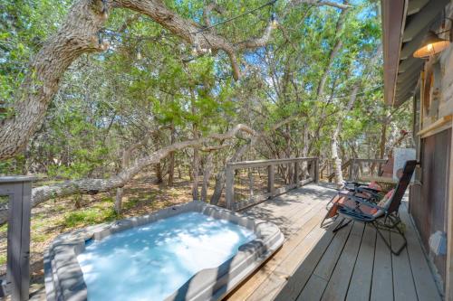 Horse Thief Inn Cabin Retreat with Deck and Hot Tub!