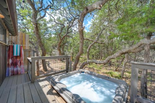 Horse Thief Inn Cabin Retreat with Deck and Hot Tub!