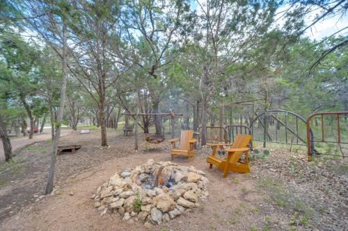 Horse Thief Inn Cabin Retreat with Deck and Hot Tub!