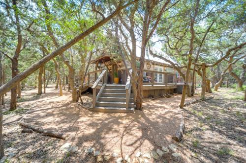 Horse Thief Inn Cabin Retreat with Deck and Hot Tub!