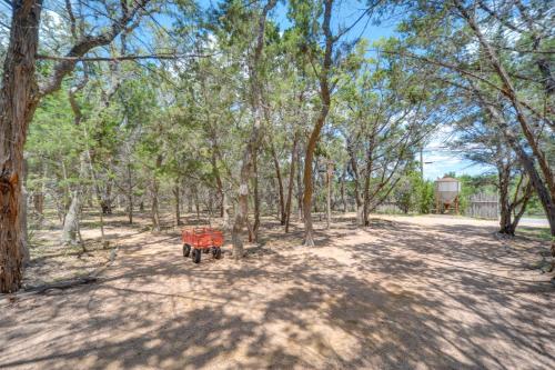 Horse Thief Inn Cabin Retreat with Deck and Hot Tub!