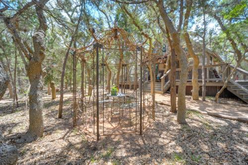 Horse Thief Inn Cabin Retreat with Deck and Hot Tub!