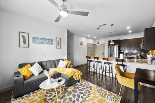 Luxury 2Bed Queen Suite, Free Parking Wifi Gym, Hwy 121 and PGA Golf Course