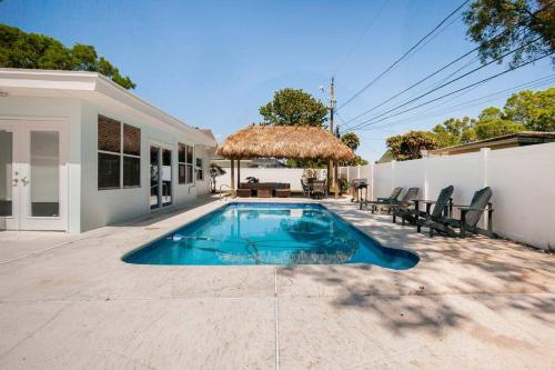 Heated pool home with TIKI HUT 5 Miles 2 CLW beach in Clearwater, Vereinigte Staaten von Amerika