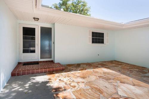 Heated pool home with TIKI HUT 5 Miles 2 CLW beach in Clearwater, USA