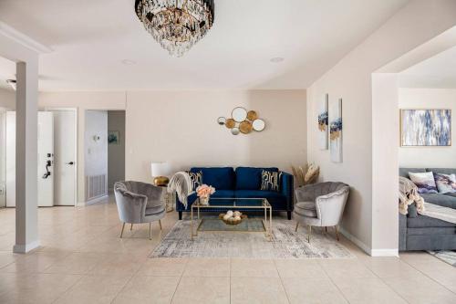 Heated pool home with TIKI HUT 5 Miles 2 CLW beach in Clearwater, USA