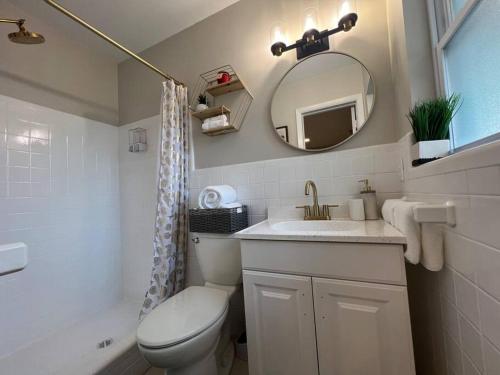 Heated pool home with TIKI HUT 5 Miles 2 CLW beach in Clearwater, USA