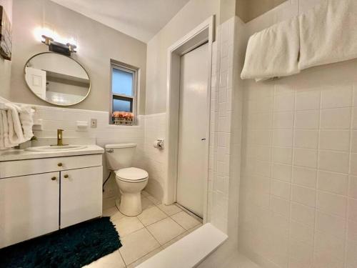 Heated pool home with TIKI HUT 5 Miles 2 CLW beach in Clearwater, USA