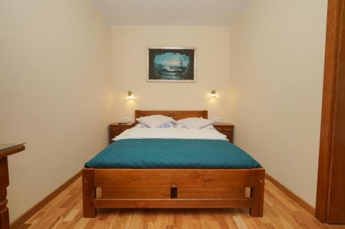 1 double bed, 2 twin beds
