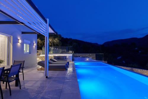 Moly - Luxury Villa with Heated Private Pool - image 10