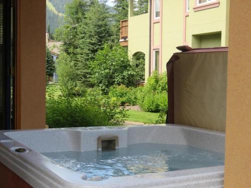 Crystal Forest #63 By Bear Country in Sun Peaks (Brit Kolumbia)