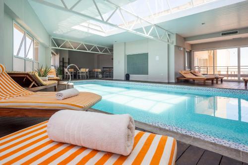 สระว่ายน้ำ, Visit Hotel & Apart near สนามบินซานหลุยส์