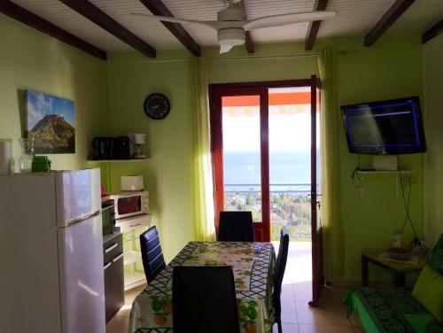 Appartement de 2 chambres avec vue sur la mer terrasse amenagee et wifi a Bouillante a 4 km de la plage