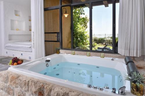 Whirlpool, קאמי מלון בוטיק in Safed