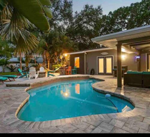 COZY Retreat HEATEDpool Home Close 2 Beaches in Largo, USA