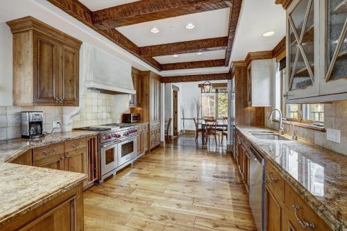 Refined 5 BR Private Home with Private Hot Tub in Vail, USA