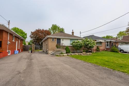 . Hamilton Mountain Duplex on Cheryl Ave