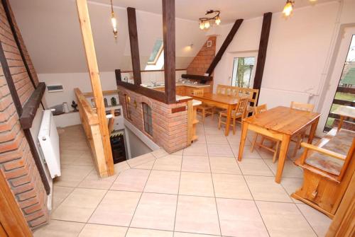 1 double bed, 5 twin beds