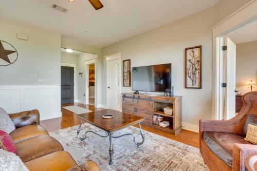 Jonestown Condo on Lake Travis with Community Pool! in Jonestown, USA