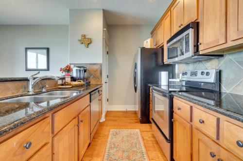Jonestown Condo on Lake Travis with Community Pool! in Jonestown, USA
