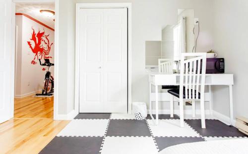 Private 3 bedrooms, Free parking, Private bathroom in Lower Sackville