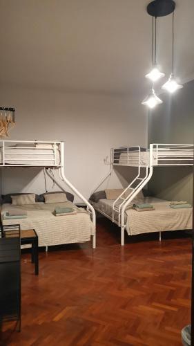 2 double beds, 2 twin beds