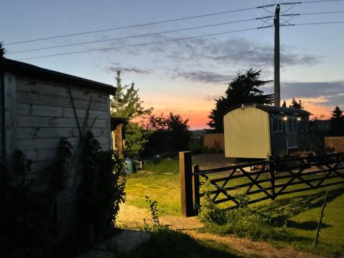 Cotswold shepherd hut with hot tub and sauna Dog friendly