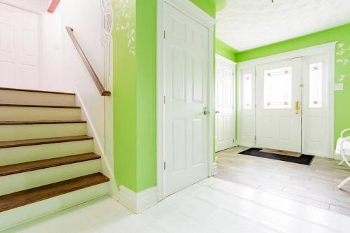 Private 3 bedrooms, Free parking, Private bathroom in Lower Sackville