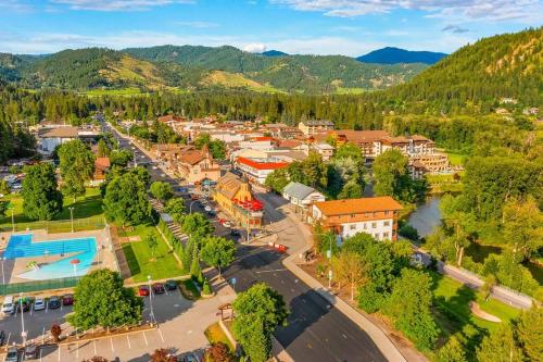 Snowstorm Studio at Icicle Village with pool and hot tub - Apartment - Leavenworth