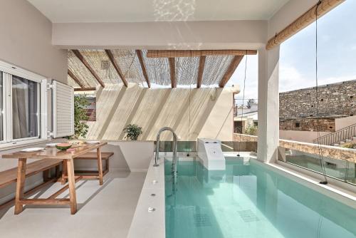 2 bedroom Villa with heated swimming pool-Spa whirlpool-BBQ!