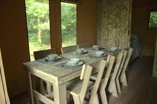 Iekārtas, Luxury Safari Tent with Hot Tub in Ancient Woodland in Houpbodlera