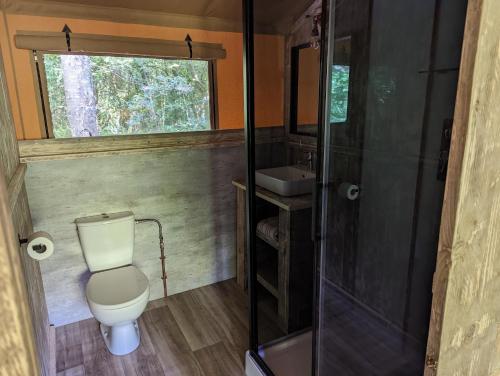 Duša, Luxury Safari Tent with Hot Tub in Ancient Woodland in Houpbodlera