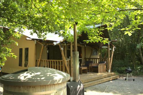 Viesnīcas āriene, Luxury Safari Tent with Hot Tub in Ancient Woodland in Houpbodlera