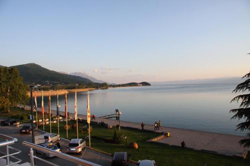 Apartment with Lake View