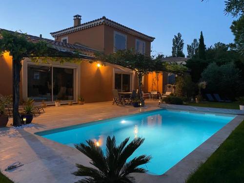 Maison provençale avec piscine et jardin privatifs