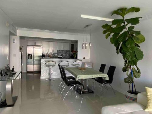 Departamento nuevo en Sunny Isles frente a la playa in Miami Beach, USA