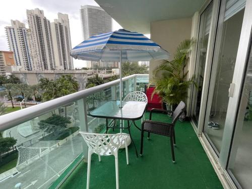 Departamento nuevo en Sunny Isles frente a la playa in Miami Beach, USA