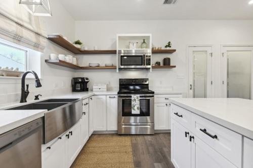 Vacation Rental in Old Town Bay St Louis plus parking for RV photo 4