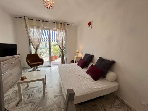 Appartement T2 avec Terrasse et Parking Privé à 300m de Port Fréjus - FR-1-226A-58 - image 4