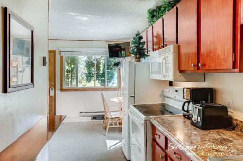 Sunny, Corner Unit with Private Kitchenette, Walk to Town, Onsite Hot Tubs and More! PM4D