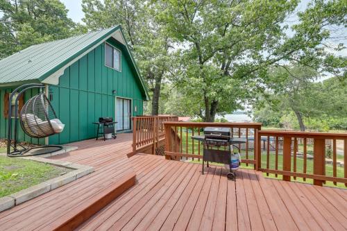 Lakefront Grove Cabin Near Fishing Dock and Pool