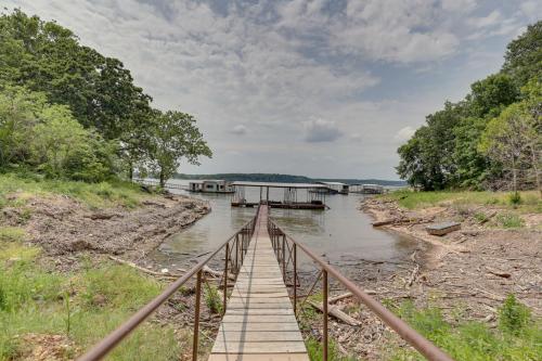 Lakefront Grove Cabin Near Fishing Dock and Pool