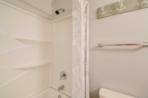 Summertime Getaway - Steps from Atlantic Beach! - image 10