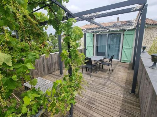 B&B Courrejean - Charmant T2 climatisé, grande terrasse, parking - Bed and Breakfast Courrejean