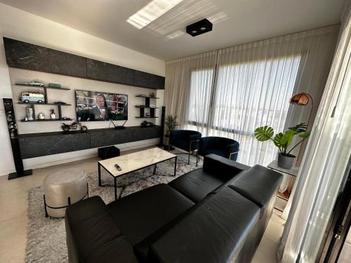 Increíble apartamento en barrio cerrado con salida al río !