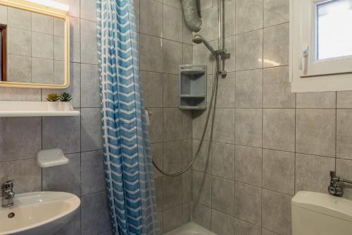 One-Bedroom Apartment with Terrace and Sea View image 7